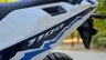 Detalle lateral trasero de Honda Africa Twin 1100L blanca con gráfico azul