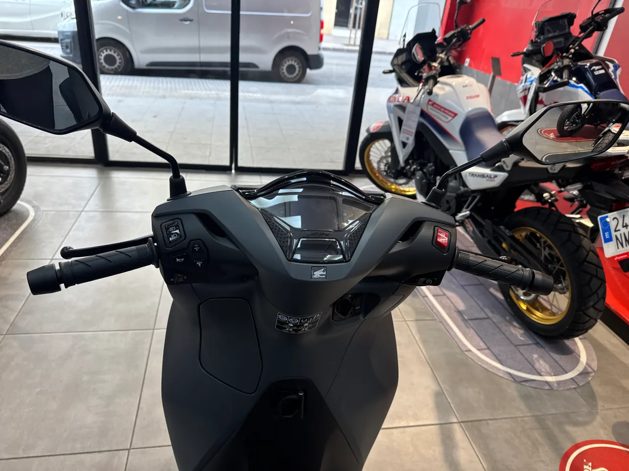 Manillar de Honda SH 350i gris mate
