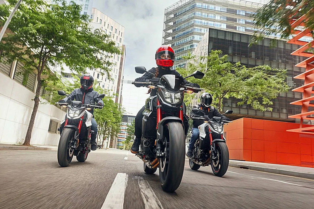¿Una moto puede circular por el arcén? Nueva medida 2025