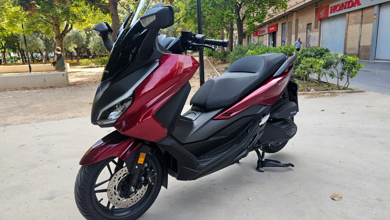 Scooter Honda Forza 350 roja aparcada
