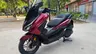 Scooter Honda Forza 350 roja aparcada