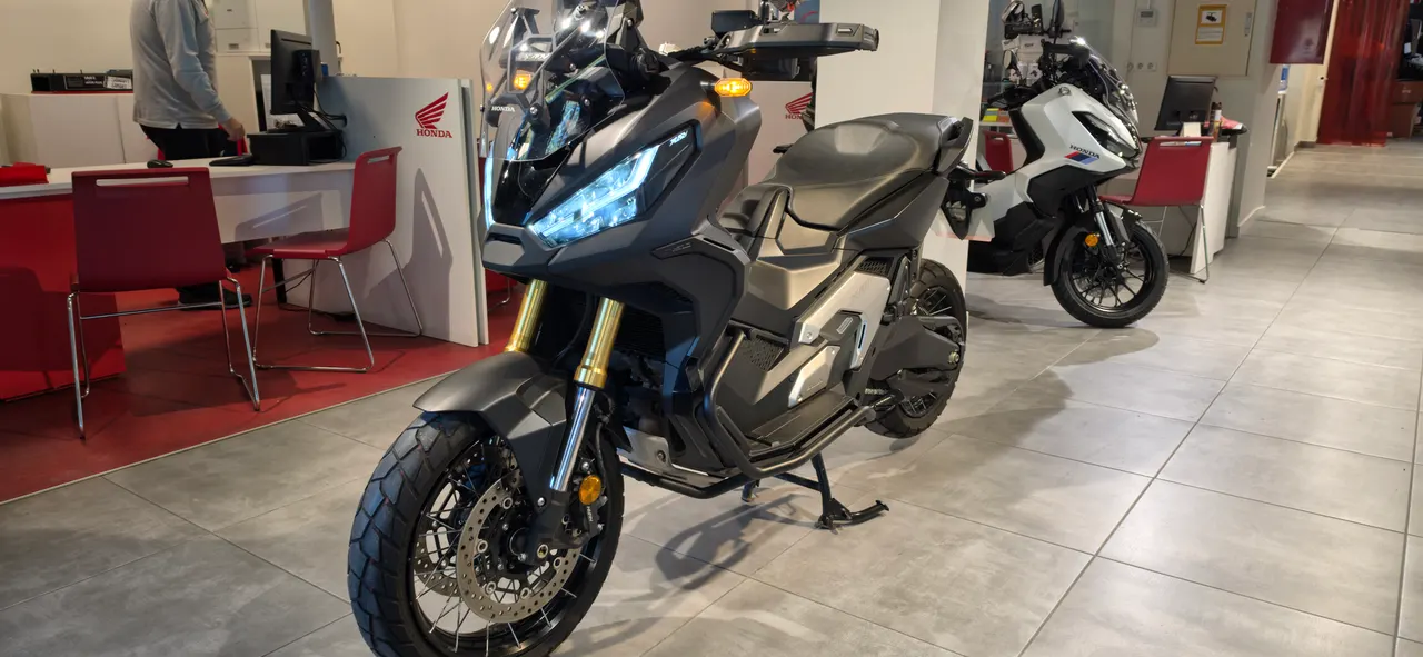 Honda X-ADV negra de ocasion en concesionario