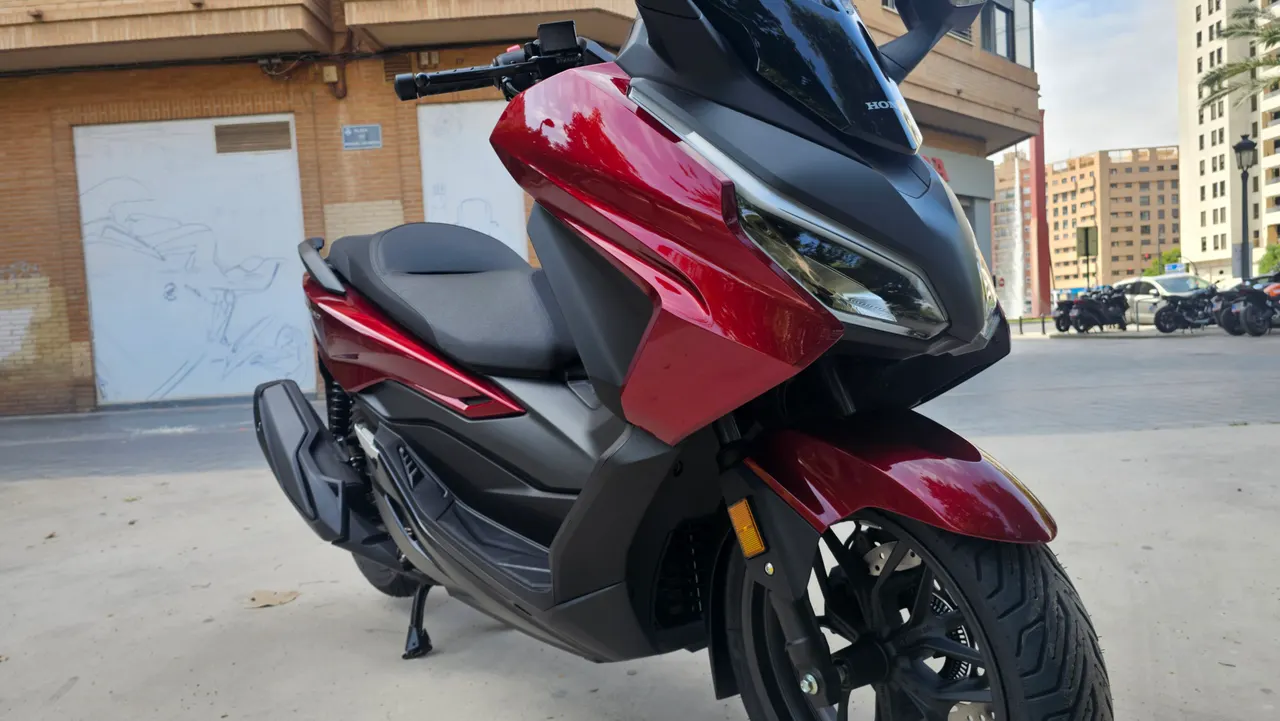 Scooter Honda Forza 350 roja aparcada en la calle