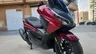 Scooter Honda Forza 350 roja aparcada en la calle