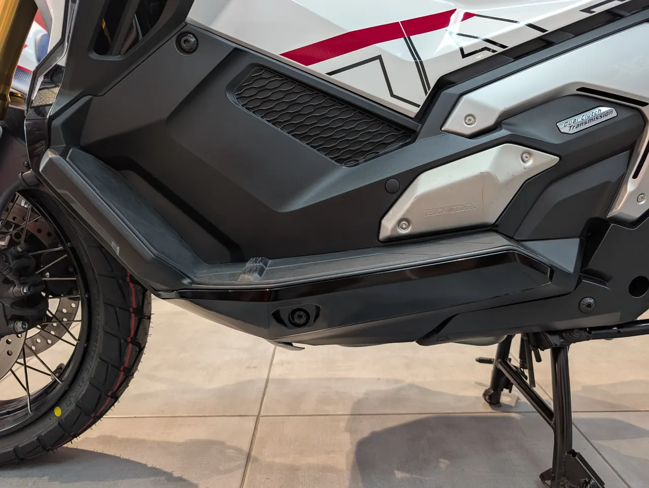 Detalle lateral de la moto Honda X-ADV