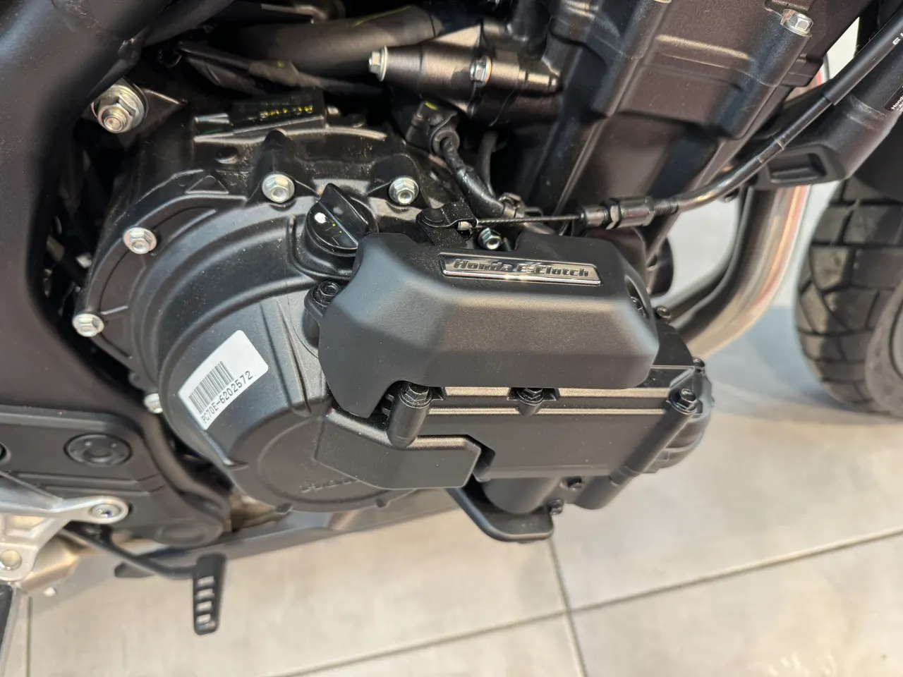 Detalle del motor negro Honda NX500 E-Clutch