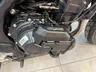 Detalle del motor negro Honda NX500 E-Clutch