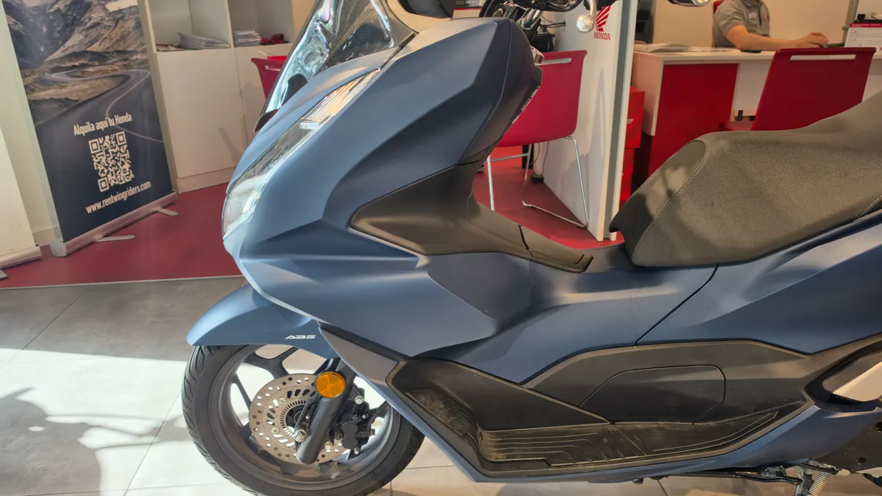 Scooter Honda PCX 125 azul mate de perfil