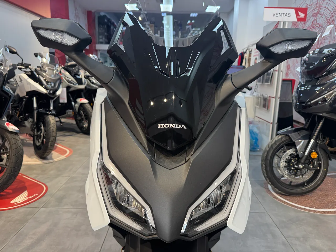 Scooter Honda Forza 125 blanco en exposición