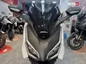 Scooter Honda Forza 125 blanco en exposición