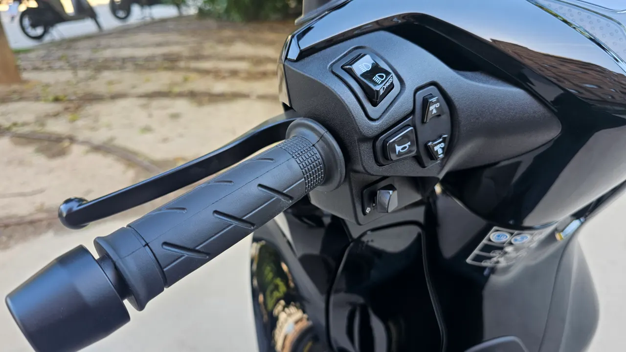 Detalle del manillar de una moto Honda SH350i en color negro