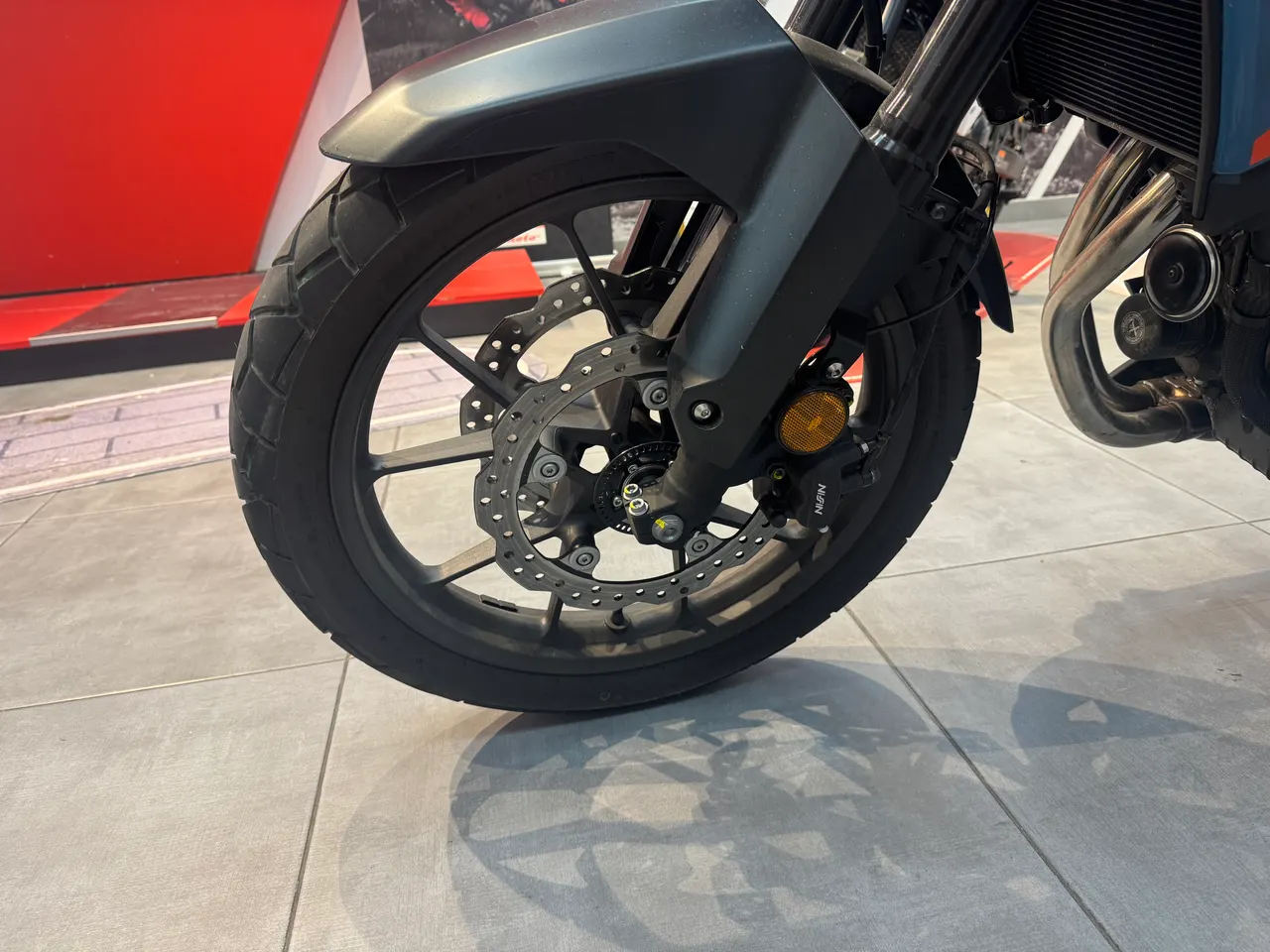 Rueda delantera y freno de disco de la Honda NX500 E-Clutch en color gris oscuro
