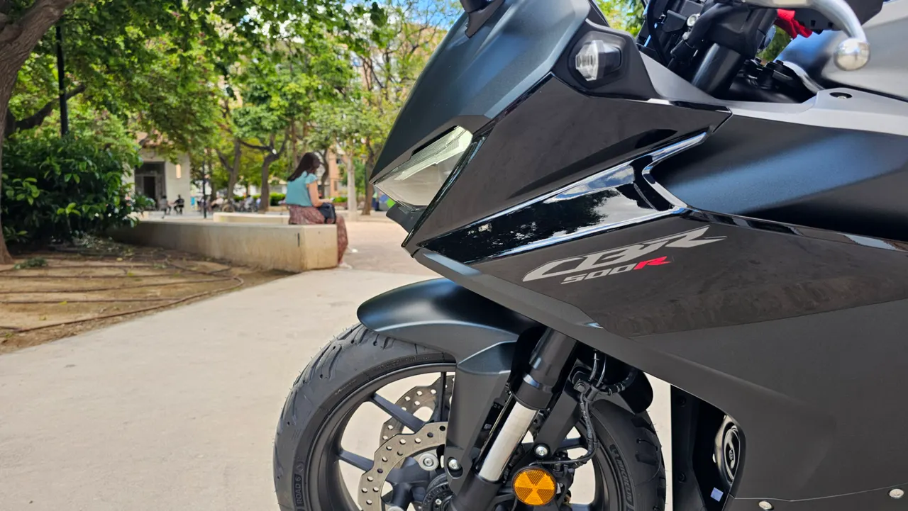 Detalle frontal de una moto Honda CBR 500R negra