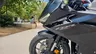 Detalle frontal de una moto Honda CBR 500R negra