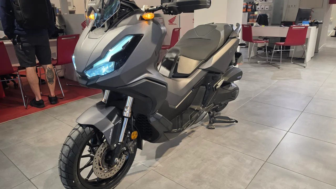 Scooter Honda Forza 350 gris mate en concesionario