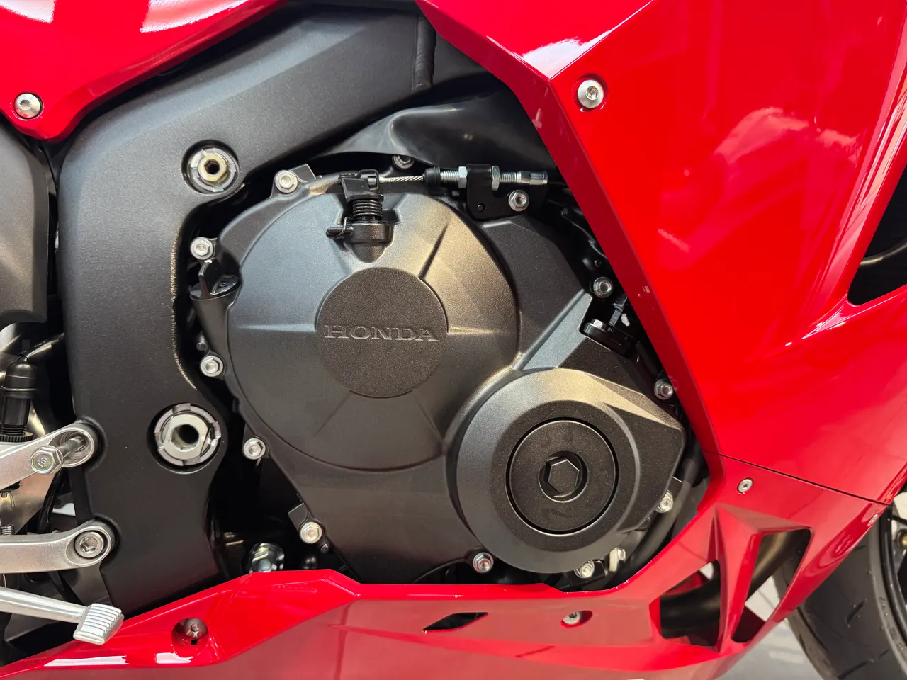 Detalle del motor de una Honda CBR 600RR roja