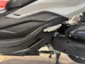 Lateral de scooter Honda Forza 125 blanco con reposapiés