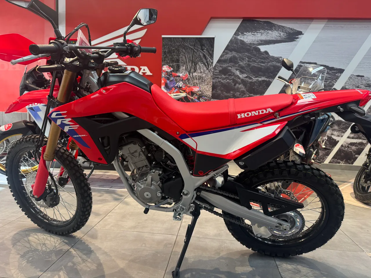 Moto Honda CRF300L roja con el caballete lateral