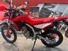 Moto Honda CRF300L roja con el caballete lateral