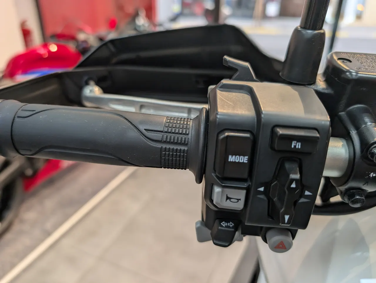 Manillar de moto Honda X-adv con controles