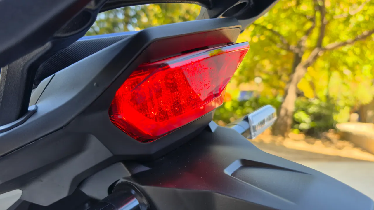 Luz trasera roja de una motocicleta Honda Africa Twin