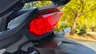 Luz trasera roja de una motocicleta Honda Africa Twin