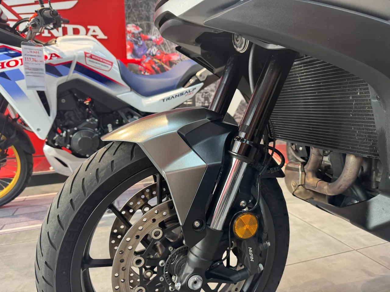 Detalle frontal de una moto Honda Transalp 750