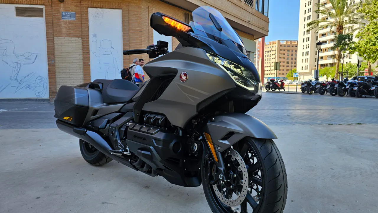 Honda GL1800 Gold Wing DCT gris estacionada en la ciudad