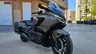 Honda GL1800 Gold Wing DCT gris estacionada en la ciudad