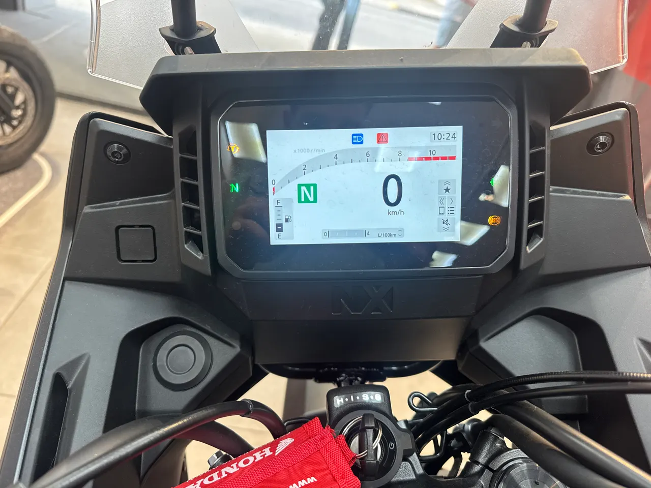 Panel digital de la Honda NX500 E-Clutch mostrando la marcha neutral y velocidad 0