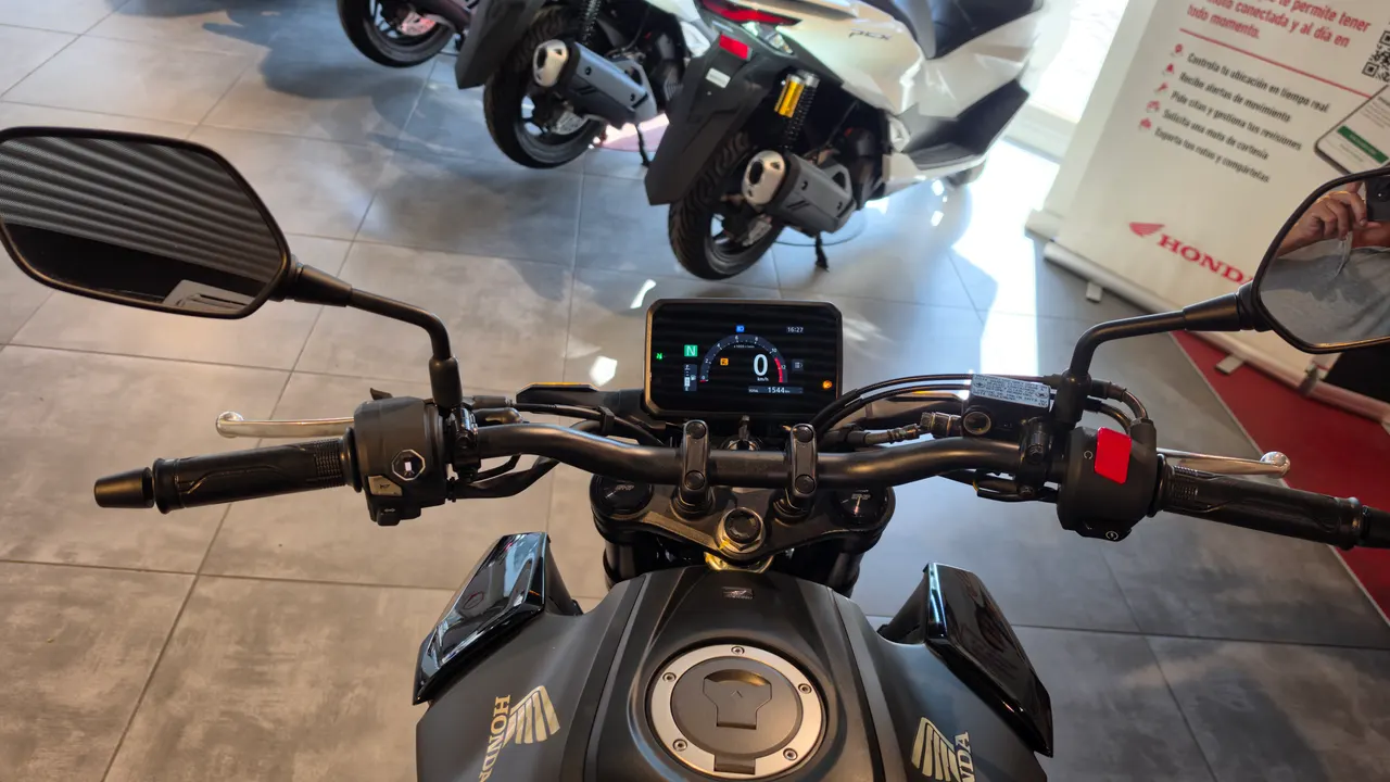 Vista del manillar de una Honda CB125R con su pantalla digital encendida