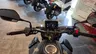 Vista del manillar de una Honda CB125R con su pantalla digital encendida