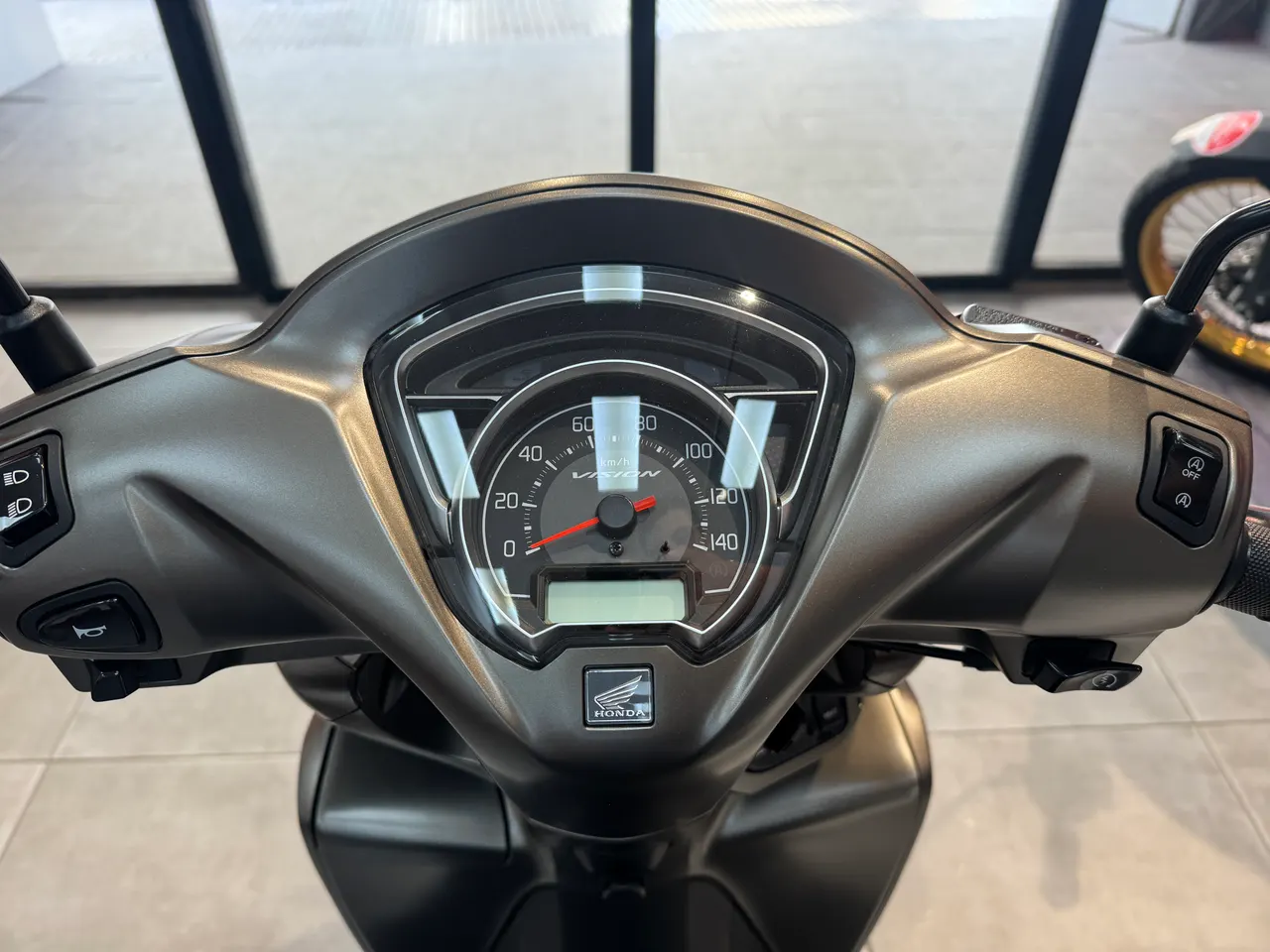 Salpicadero de la scooter Honda Vision 110 en color Matte Mine Brown Metallic