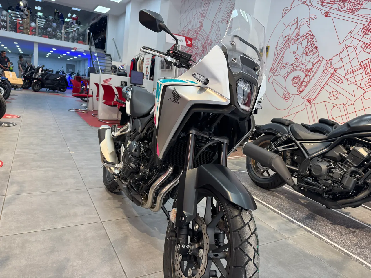 Honda NX500 E-Clutch blanca en exposición