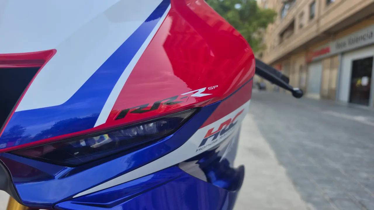 Frontal de Honda CBR1000RR-R Fireblade SP roja, blanca y azul