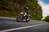 Honda CB750 Hornet amarilla con piloto en carretera de montaña
