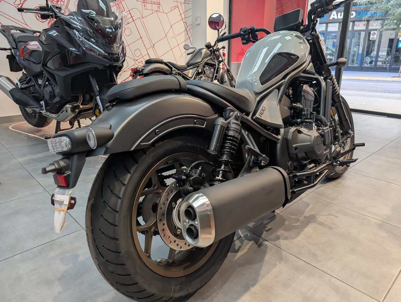 Honda CMX1100 Rebel Special Edition gris deep mud perlado vista trasera