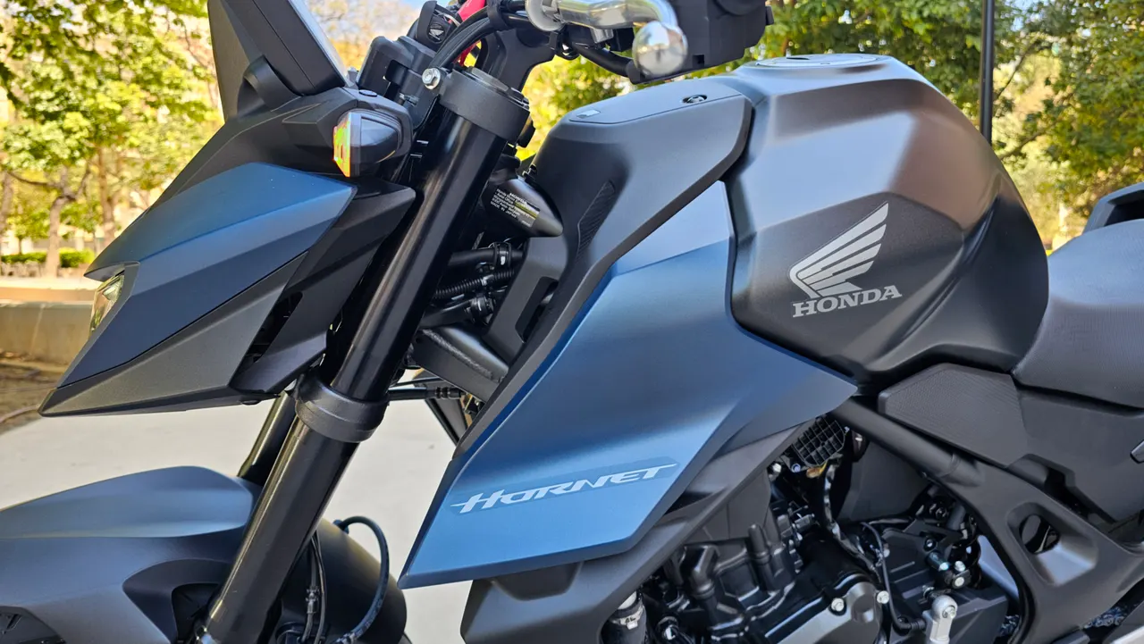 Moto Honda CB750 Hornet azul mate vista frontal lateral