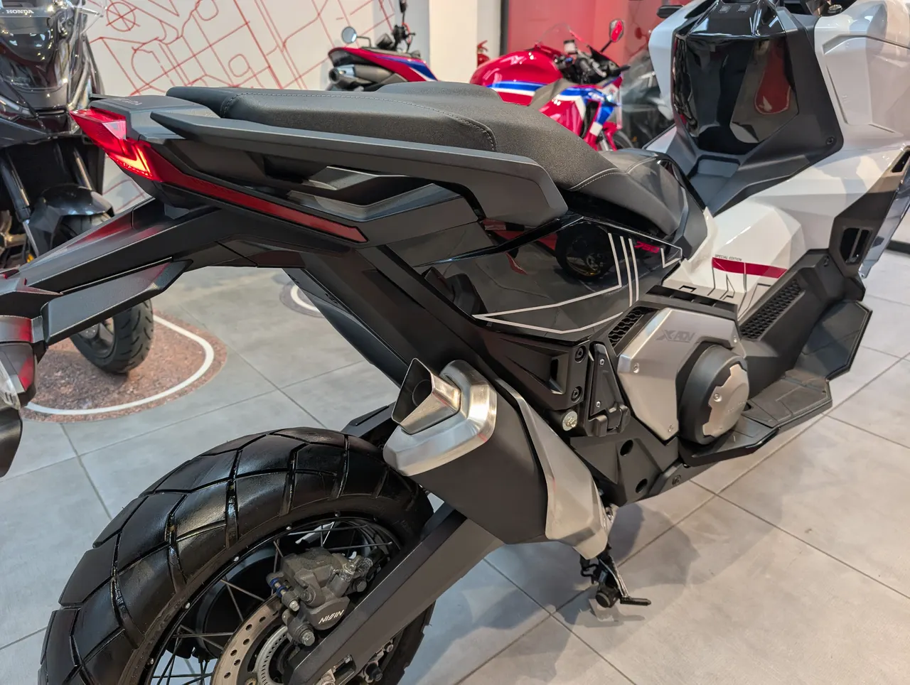 Vista trasera de una Honda X-ADV scooter