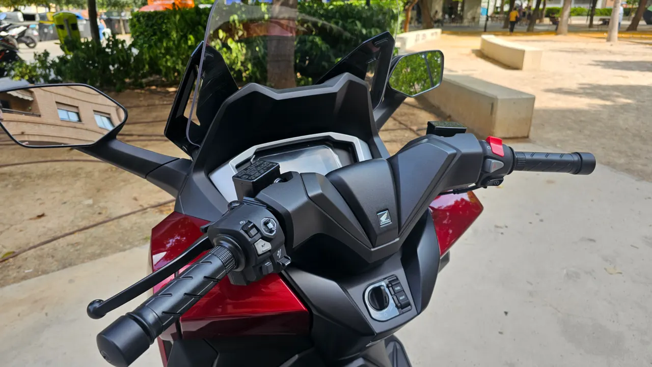 Manillar y frontal de scooter Honda Forza 350 rojo