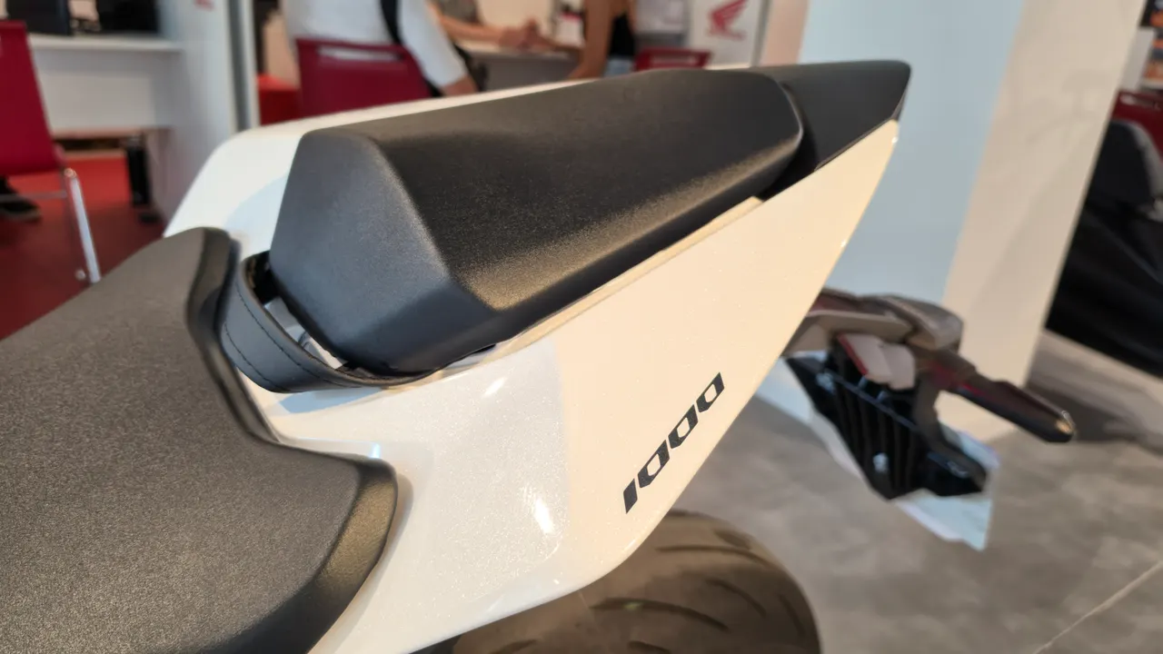 Detalle del asiento trasero de una Honda Hornet 1000 de ocasion