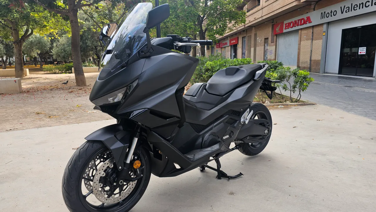 Honda Forza 750 scooter negro mate aparcado