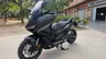 Honda Forza 750 scooter negro mate aparcado