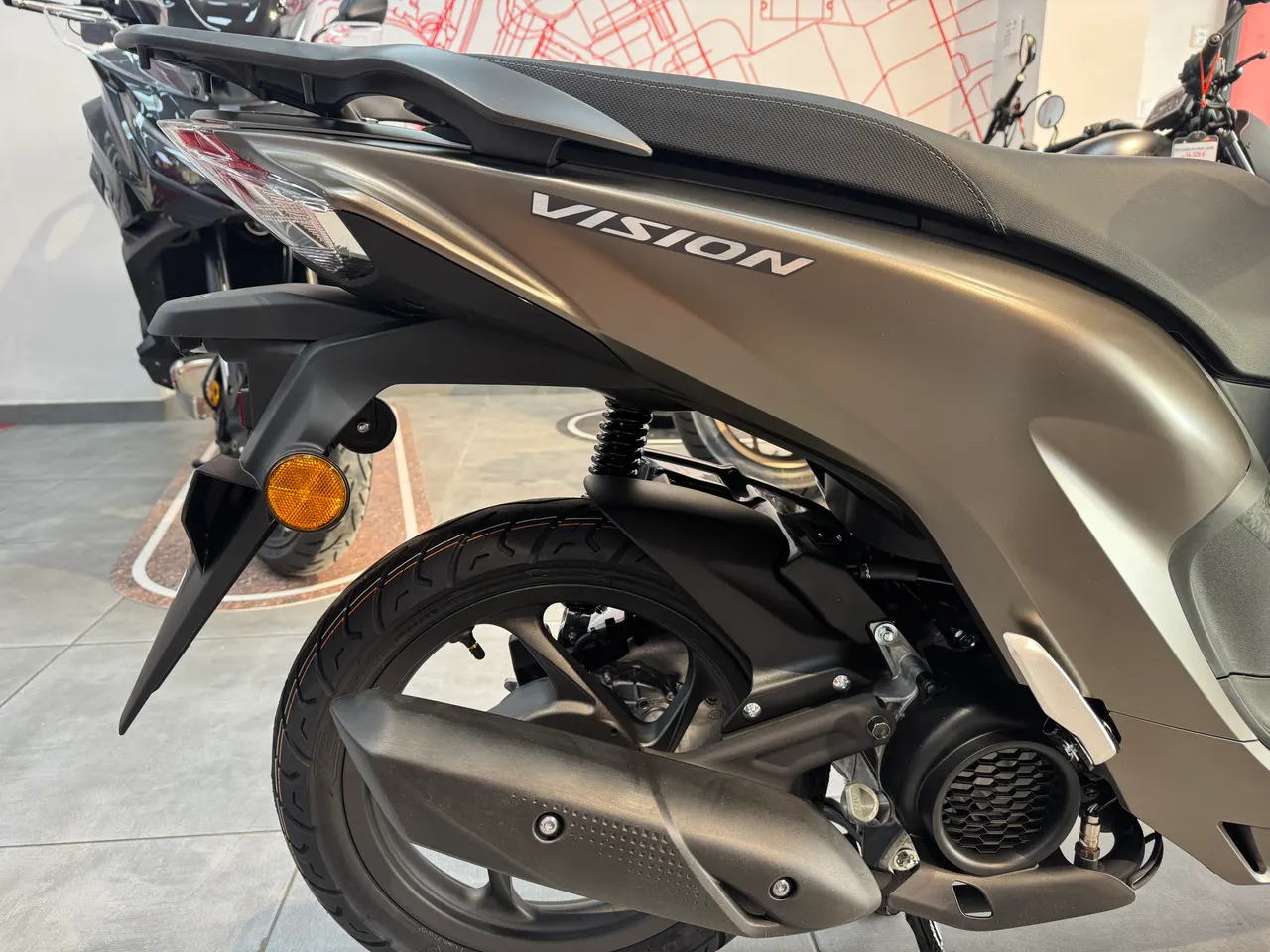 Scooter Honda Vision 110 en color marrón mate