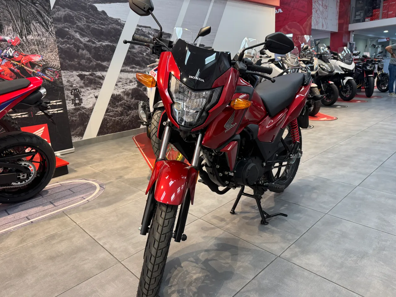 Honda CB125F roja en concesionario