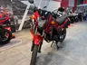 Honda CB125F roja en concesionario