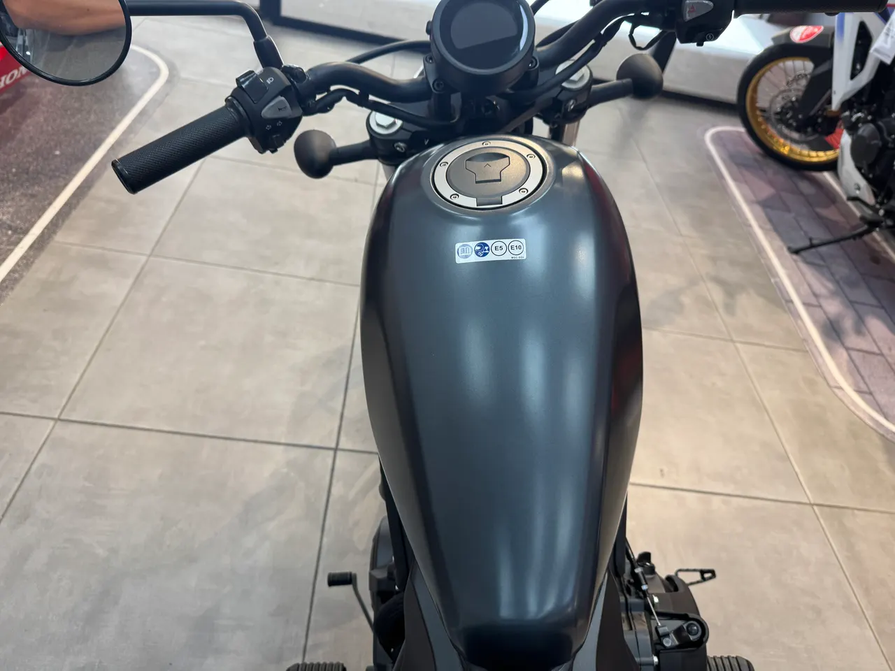 Vista frontal de una Honda Rebel 500 gris mate NH-C34