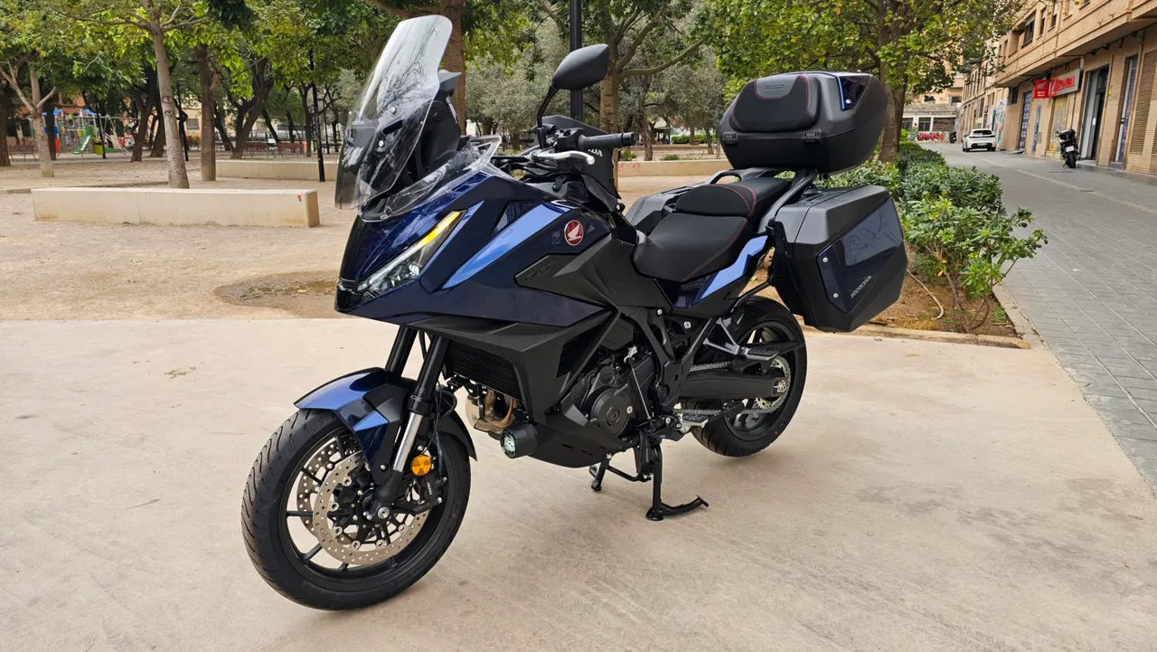 Honda NT1100 azul oscuro con maletas laterales y top case