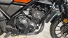 Detalle del motor de una moto Honda CL500 naranja