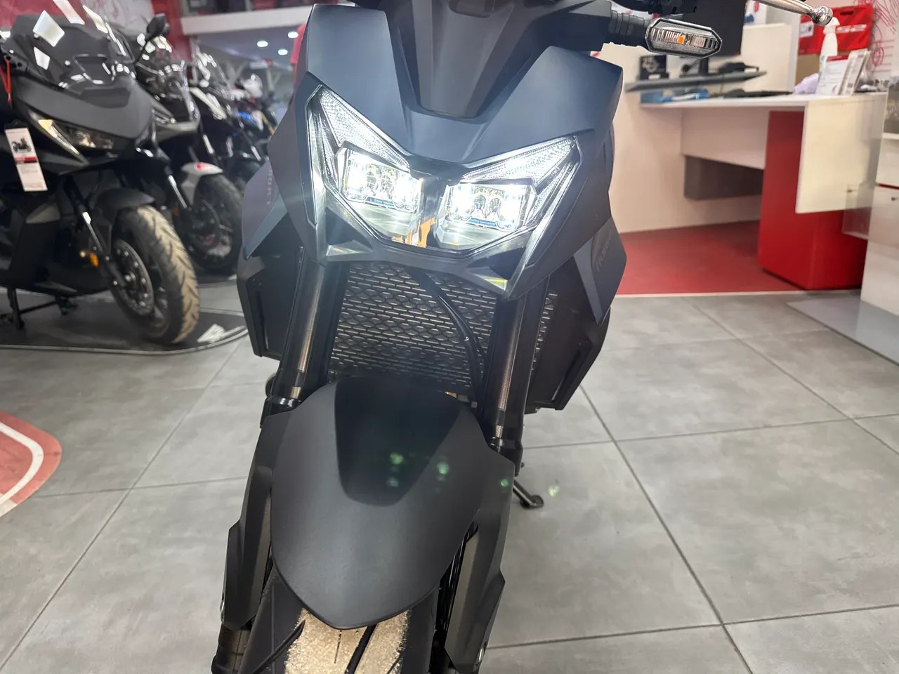 Frontal de la Honda CB750 Hornet negra con luces encendidas